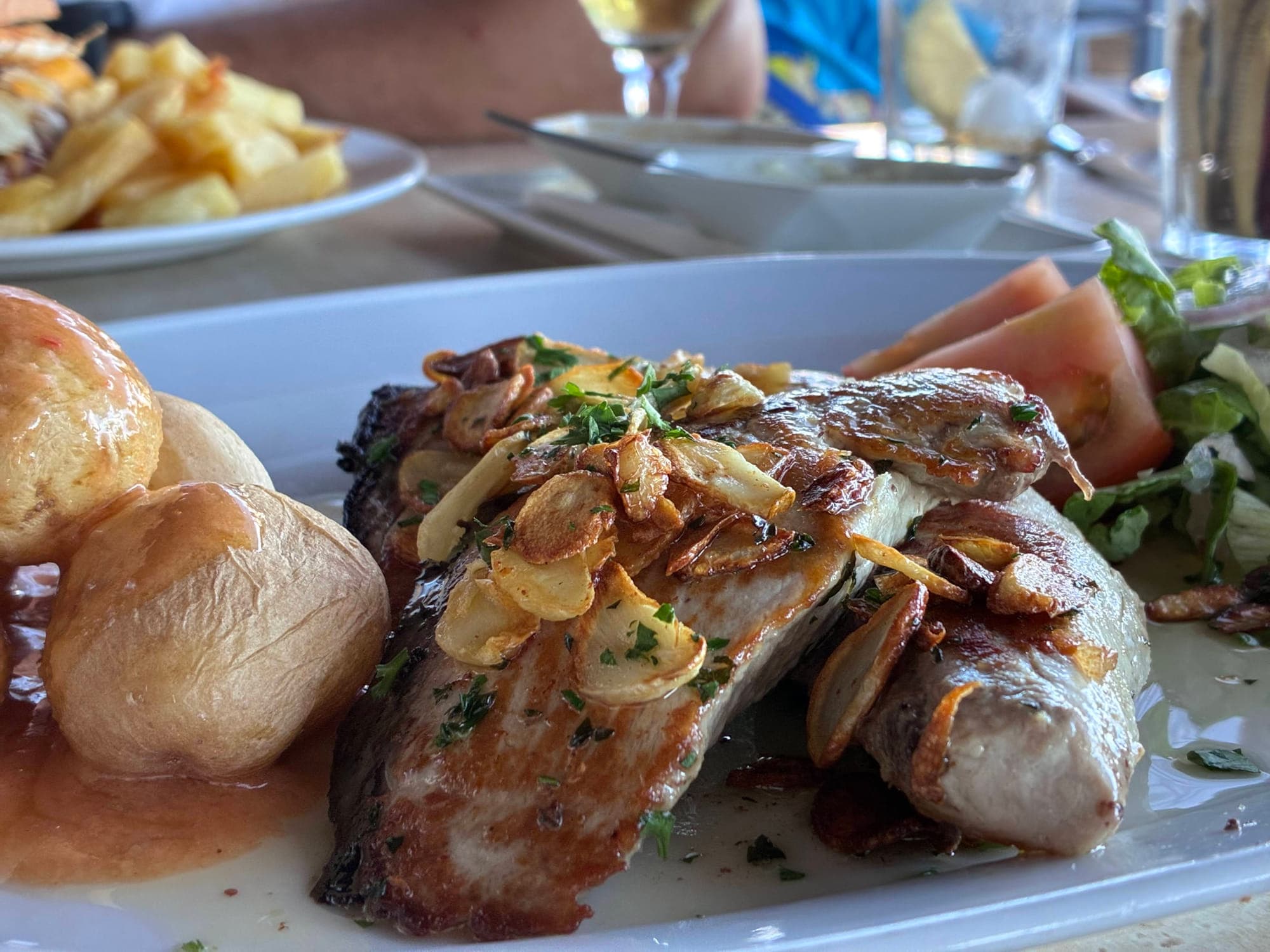 Grilled fish with garlic and potatoes